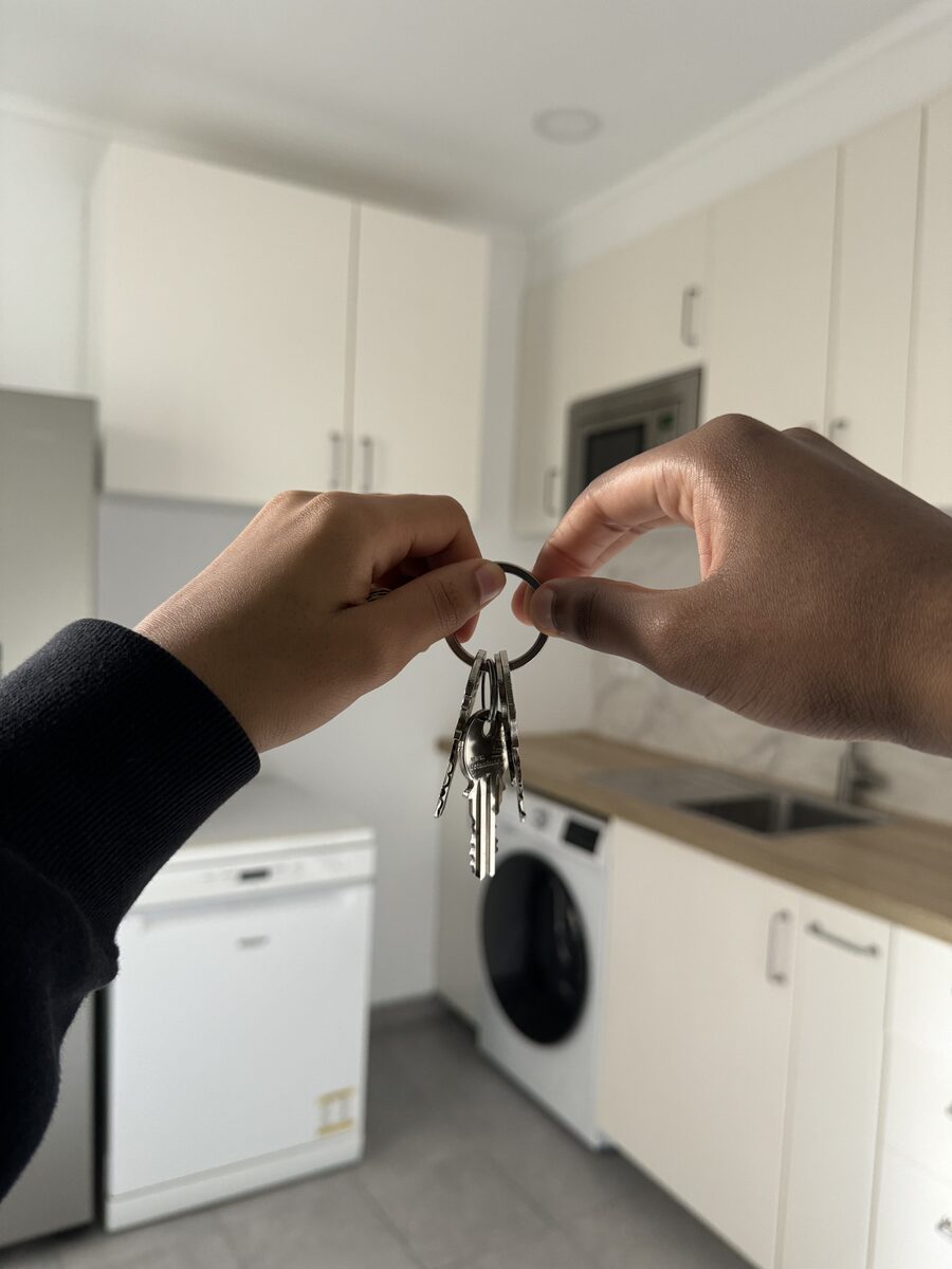 Llaves de la primera casa entregadas en una cocina